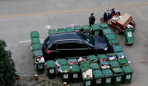 汽車被垃圾桶包圍是被惡搞還是得罪人了？