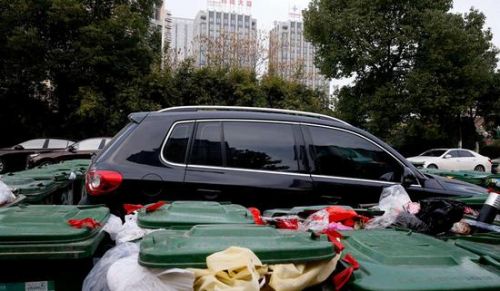汽車被垃圾桶包圍是被惡搞還是得罪人了？